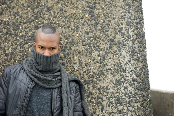 Schwarzer Mann mit Schal verdeckt Gesicht im Freien — Stockfoto