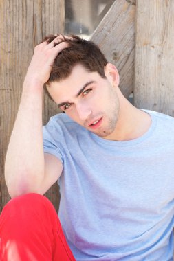 açık havada el saç ile rahatlatıcı yakışıklı genç