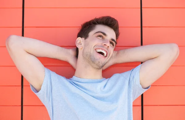 Портрет красивого молодого чоловіка, який сміється — стокове фото