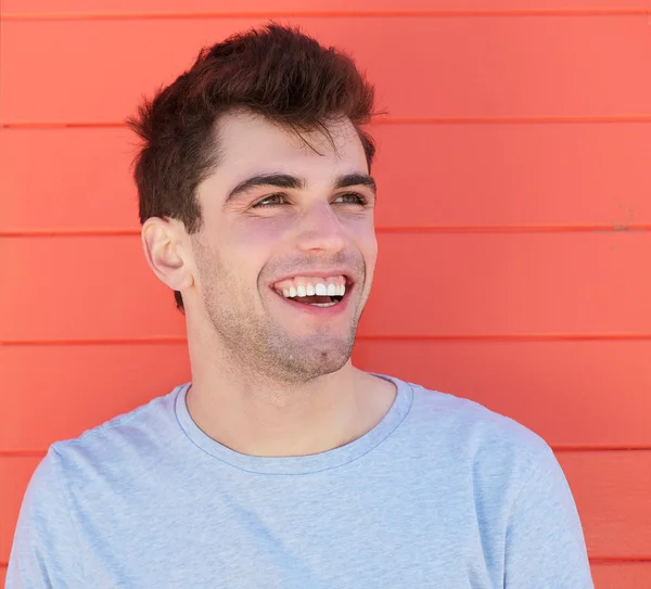 Porträt eines attraktiven jungen Mannes, der im Freien lacht — Stockfoto