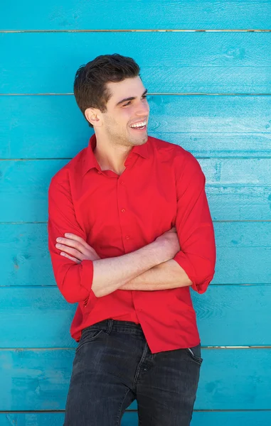 Homem atraente sorrindo ao ar livre — Fotografia de Stock