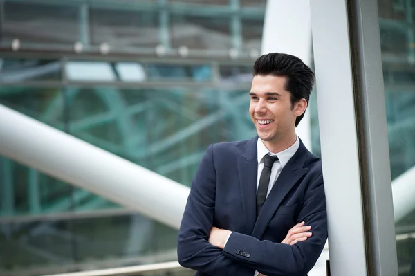 Молодой бизнесмен улыбается на улице — стоковое фото