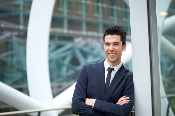 Homme d'affaires heureux souriant à l'extérieur — Photo