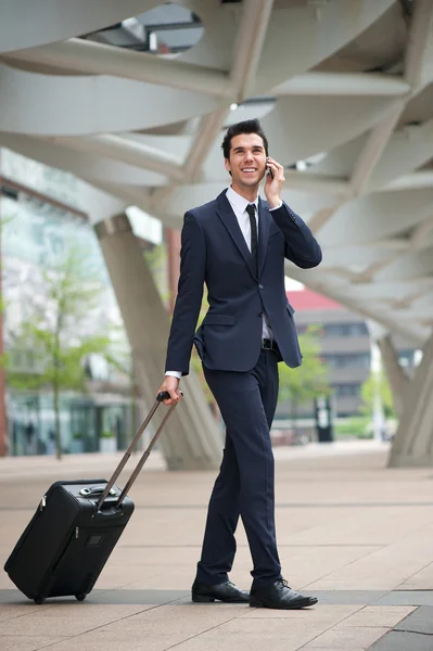 Joven hombre de negocios viajando con bolsa — Foto de Stock