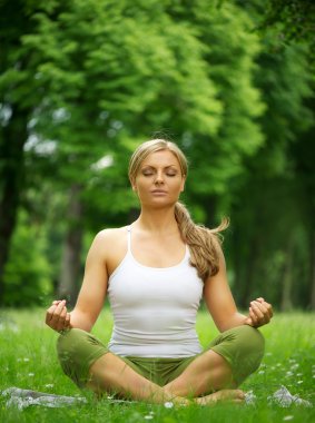 Yoga pose açık havada meditasyon oturan kadın