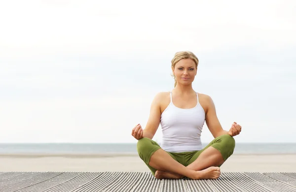 Hermosa joven en posición de yoga al aire libre — Foto de Stock