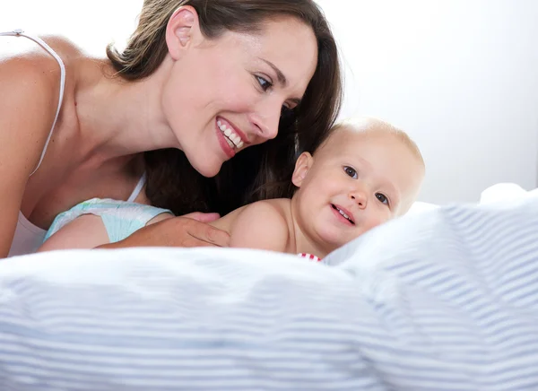 Ritratto di una bella donna e adorabile bambino sorridente — Foto Stock