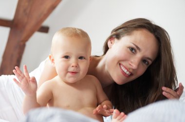 mutlu Merhaba anne ve bebek sallıyor