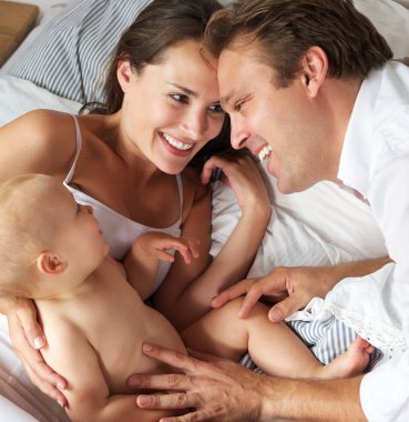 birlikte gülerek mutlu bir aile