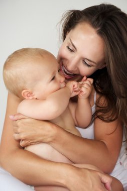 güzel anne sarılma bebek birlikte gülmek