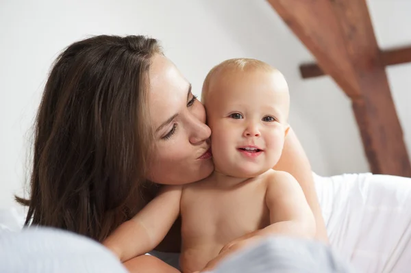 Liefhebbende moeder kind kussen — Stockfoto