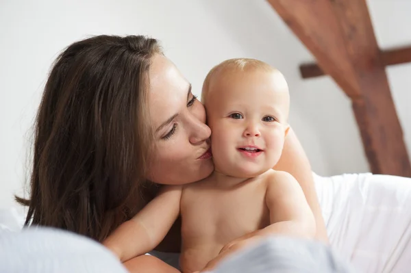 Liebevolle Mutter küsst Kind — Stockfoto