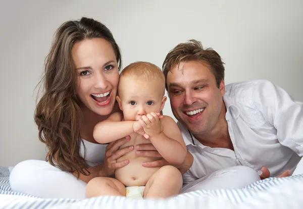 Glad ung familj med baby — Stockfoto