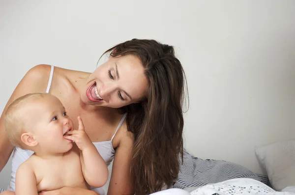 Mamma e bambino ridono insieme — Foto Stock
