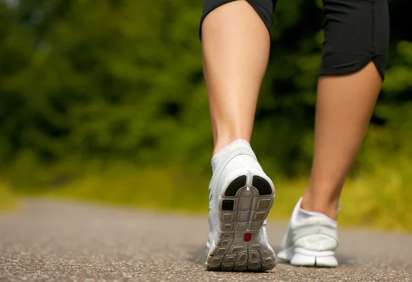 Frau läuft in Laufschuhen im Freien — Stockfoto