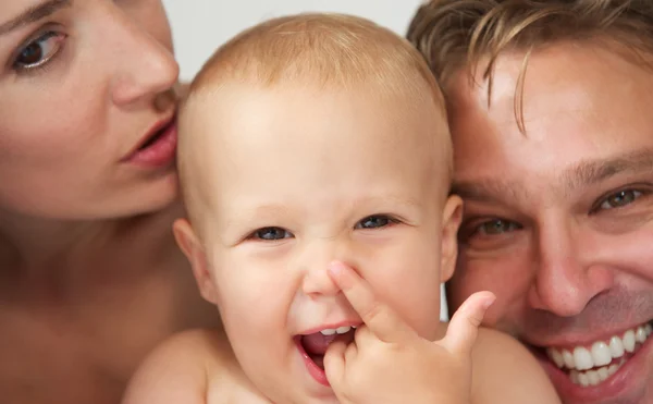 Bebek ile mutlu beyaz bir aile portresi — Stok fotoğraf