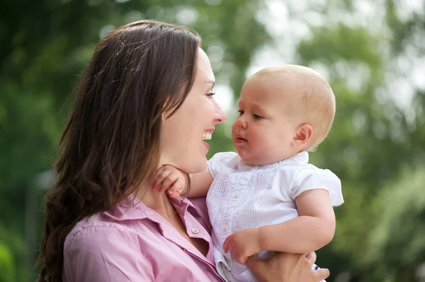 mutlu anne ve birbirine bakarak şirin bebek