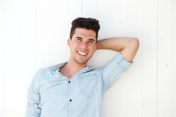 Gut aussehender junger Mann lacht im Freien — Stockfoto