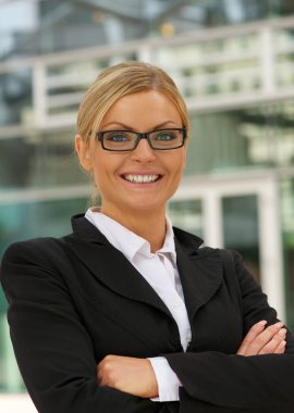 gözlük ile gülümseyen güzel iş kadını