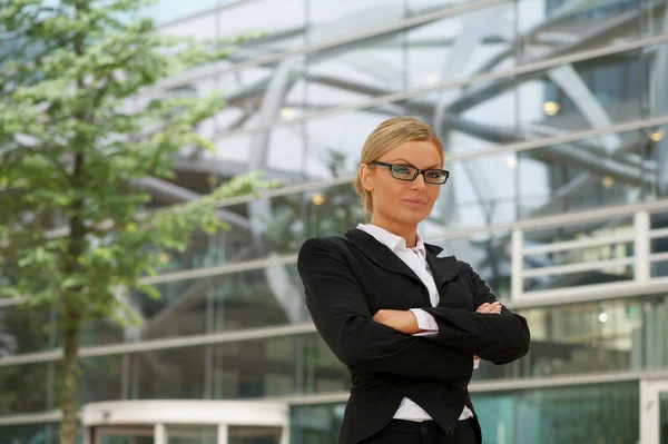 Vážná věc žena v brýlích stojící venku — Stock fotografie