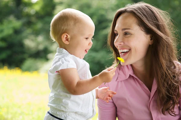 Retrato de una madre y un niño sonriendo al aire libre —  Fotos de Stock