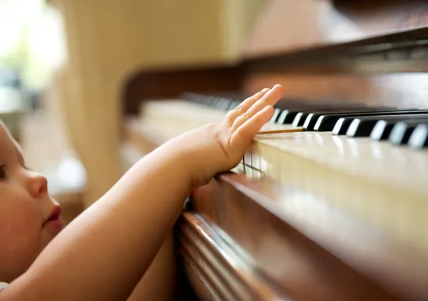 Retrato de un bebé tocando el piano — Foto de Stock