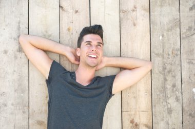 açık havada gülüyor, yakışıklı genç bir adam portresi