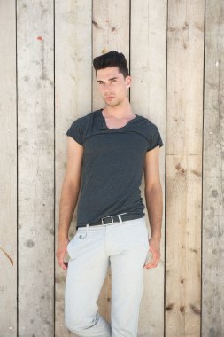 açık havada duran yakışıklı erkek moda model