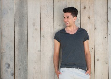 açık havada gülümseyerek mutlu bir genç adam