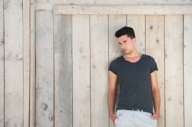 casual genç adam açık havada duran