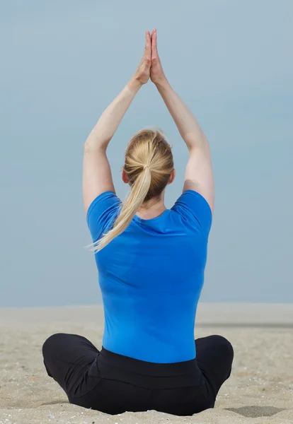 Женщина в положении йоги сзади — стоковое фото