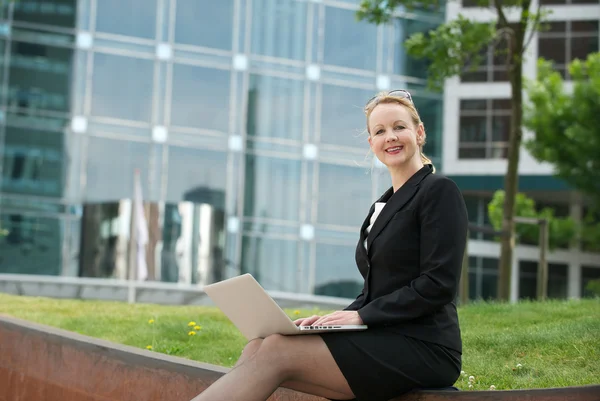 Affärskvinna med laptop utomhus — Stockfoto