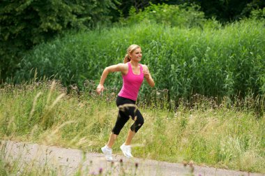 sağlıklı kadın parkta bir yaz günü jogging