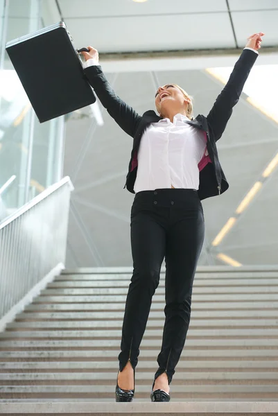 Mujer de negocios exitosa celebrando con los brazos levantados —  Fotos de Stock