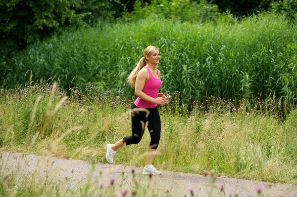 Mujer joven y saludable haciendo ejercicio al aire libre —  Fotos de Stock