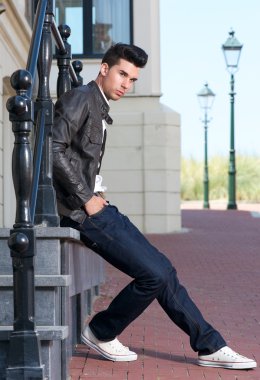 erkek moda model rahatlatıcı açık havada