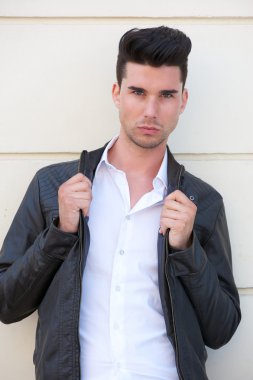 siyah deri ceket tutmak yakışıklı genç