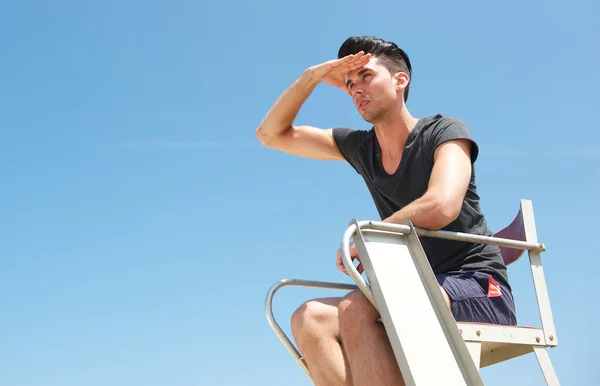 Male lifeguard looking out into the distance — Stock Photo, Image