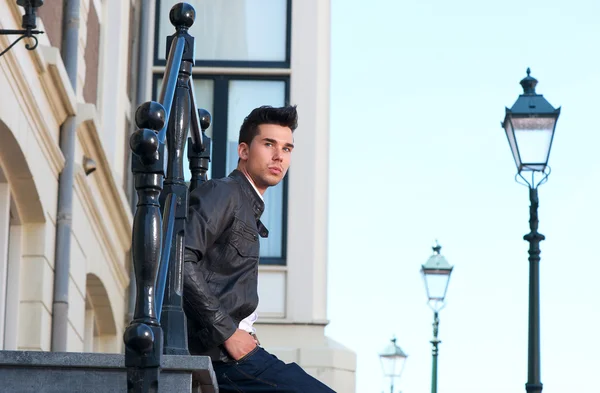 Retrato de un joven atractivo en chaqueta de cuero negro — Foto de Stock