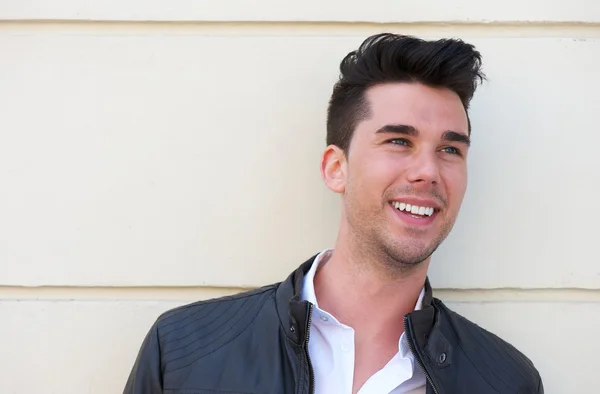 Retrato de un joven guapo sonriendo al aire libre — Foto de Stock