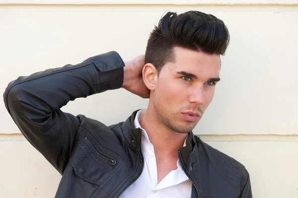 Modelo de moda masculina atraente com mão no cabelo — Fotografia de Stock