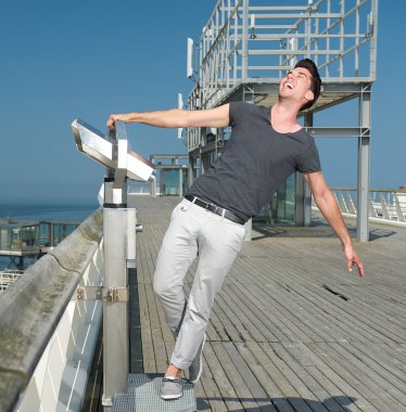 açık havada kollarını açarak gülen adam