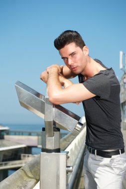 ciddi bir ifade ile yakışıklı genç