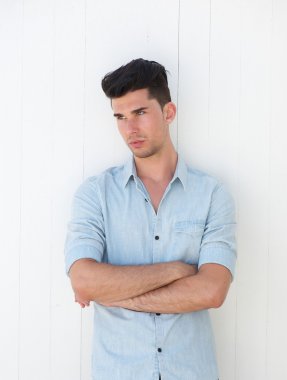 kollarını çapraz yakışıklı bir erkek model portresi