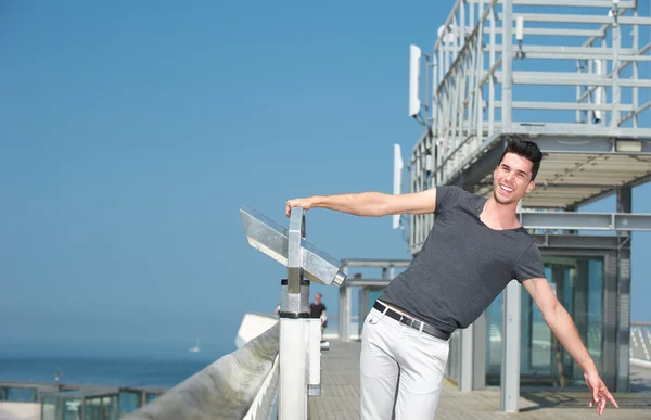 Mann mit ausgestreckten Armen an einem Sommertag — Stockfoto