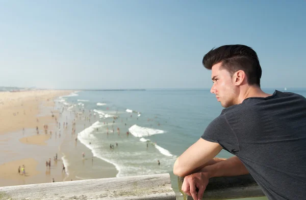 Bello giovane in vacanza in spiaggia — Foto Stock