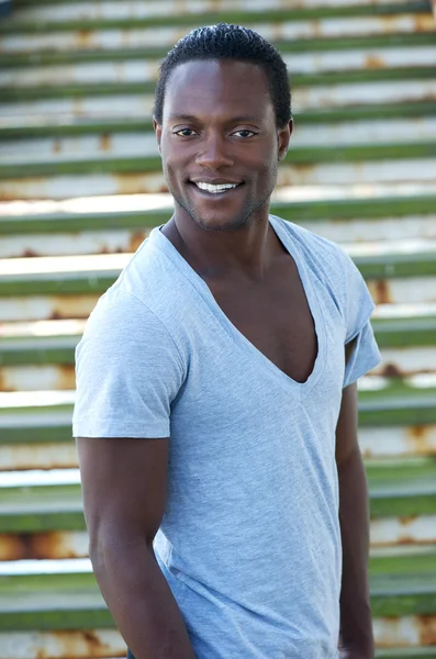 Africano americano homem sorrindo ao ar livre — Fotografia de Stock