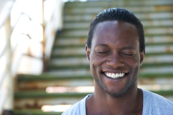 Retrato de um homem afro-americano rindo com os olhos fechados — Fotografia de Stock