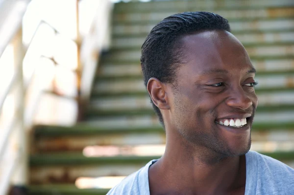 Retrato de un hombre negro riendo y mirando hacia otro lado — Foto de Stock