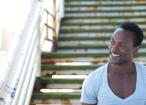 Aantrekkelijke Afro-Amerikaanse man die lacht buitenshuis — Stockfoto